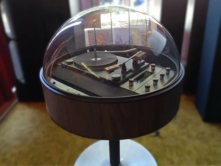 unique vintage bubble dome turntable and amplifier3